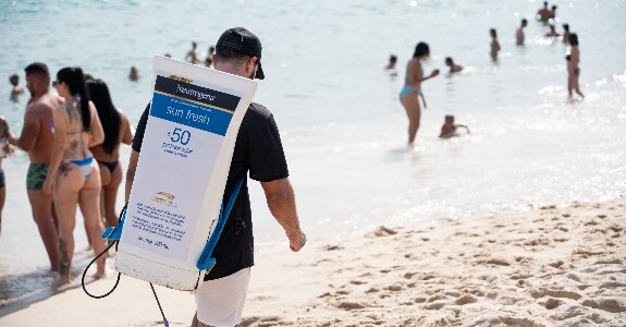 Neutrogena distribui protetor solar nas praias do litoral paulista (Crédito: Divulgação)