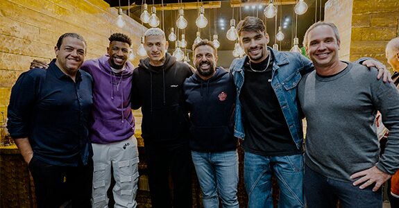 Sócios do Caioba durante evento, em Londres, com os jogadores Emerson Royal, Rycharlison e Lucas Paquetá, que atuam na Premier League 