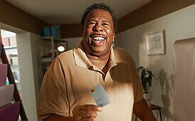 Ator de The Office, Leslie David Baker, estrela mais uma ação de Nubank (Crédito: Divulgação)