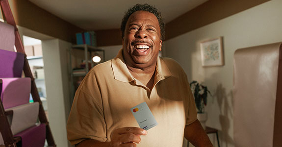 Ator de The Office, Leslie David Baker, estrela mais uma ação de Nubank (Crédito: Divulgação)