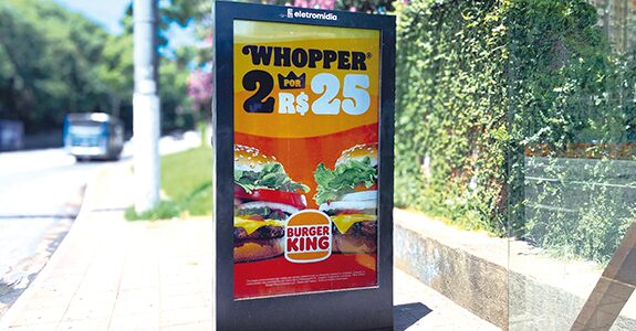Com presença always on para OOH, Burger King dobrou o investimento em mídia exterior