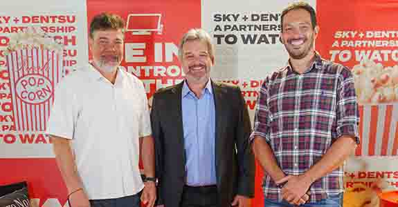 Darío Werthein, presidente da Vrio Corp., Gustavo Fonseca, presidente da SKY Brasil, e Tiago Vargas, presidente da Dentsu