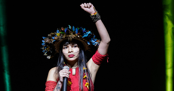 Natura leva ativista indígena Txai Suruí para o palco do SXSW para falar sobre bioeconomia (Crédito: Alexandre Schneider/Getty Images)