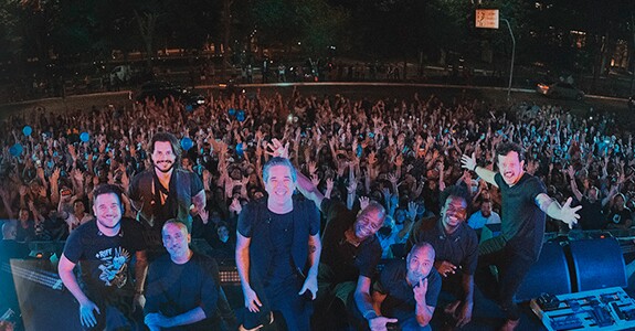 Show de Jota Quest para o Natal do BTG Pactual, na Faria Lima, em São Paulo