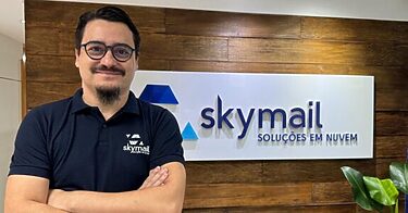 Skymail admite diretor de marketing