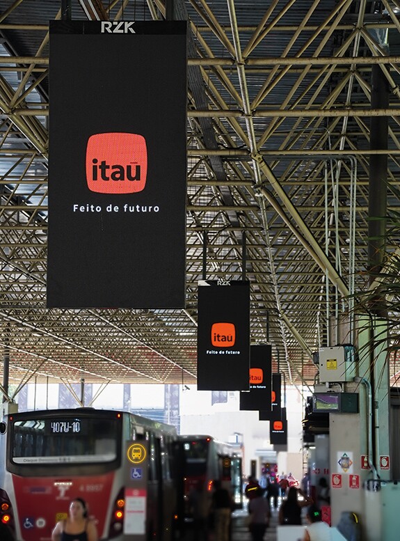 Para os cem anos de Itaú, os painéis da RZK Digital atingiram 15,8 milhões de impactos em três horas