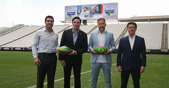 Presidente da SPTuris, Gustavo Pires, vice-presidente sênior da NFL Internacional, Gerrit Meier, Presidente do Corinthians, Augusto Melo e o gerente da Neo Química Arena, Marcio de Luna na arena, palco do jogo (Crédito: Douglas Matsunaga / NFL Brasil)