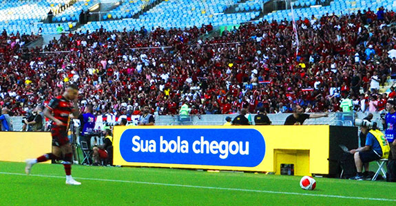 Placas de publicidade potencializam presença de anunciantes no futebol (Crédito: Divulgação)