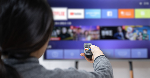 TV conectada é preferência no consumo de vídeo (Crédito: Choi Nikolai/Adobe Stock)
