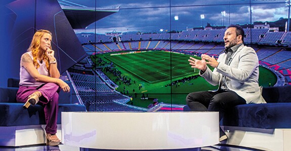 Apresentadora Taynah Espinoza e comentarista Vitor Sergio Rodrigues no estúdio da TNT Sports, durante transmissão da UEFA Champions League