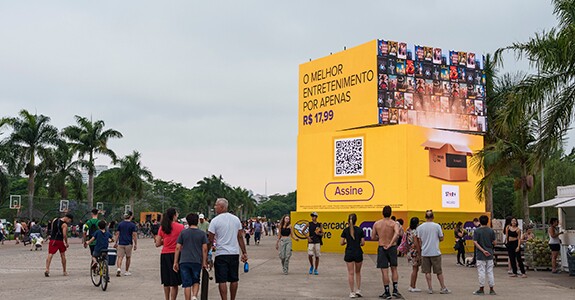 Mercado Livre divulgou programa de benefícios em cubos de led no Parque Villa-Lobos, em São Paulo