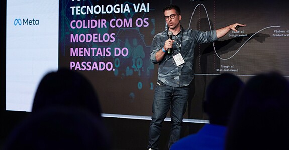 Para Bernardo Marotta, diretor de marketing da Cogna, “o marketing está vivendo essa transição tecnológica e de modelo mental ao mesmo tempo”