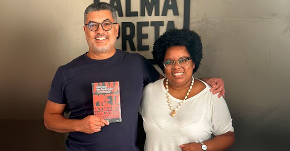 Marcelo Moreira, sócio-diretor da DiversaCom, e Elaine Silva, diretora da Alma Preta (Crédito: Divulgação)