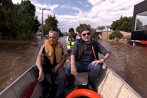 O enviado especial Roberto Cabrini, que tem coapresentado o Jornal da Record, desde segunda-feira, 6, diretamente da região, só conseguiu chegar ao estado em um avião da Força Aérea Brasileira (Crédito: Divulgação)