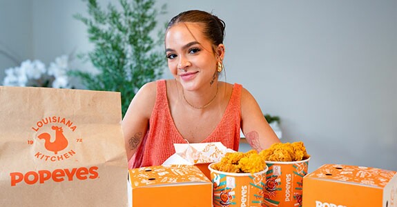 Popeyes distribuirá frango à consumidores que tiverem menos de 1,55 m (Crédito: Divulgação)