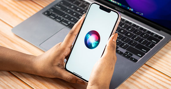 Siri (Crédito: Adobe Stock)