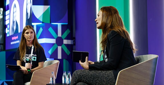 Painel sobre transformação digital no mobile contou com Raffaella Bignardi, da AppsFlyer, e Priscila Steinberger, da Claro