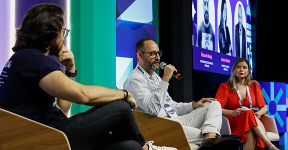 Eduardo Nardy, da AppsFlyer, Marcelo Rossi, do Bradesco, e Jéssica Batista participaram de debate sobre os desafios da mensauração holística