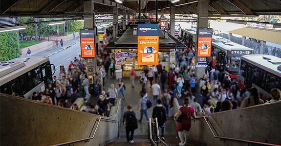 Telas em terminais de ônibus conectadas à mídia programática proporcionam impacto único