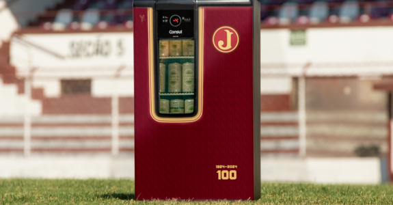 Em homenagem ao centenário do Clube Atlético Juventus, da Mooca, a Consul lança uma cervejeira exclusiva (Crédito: Reprodução)
