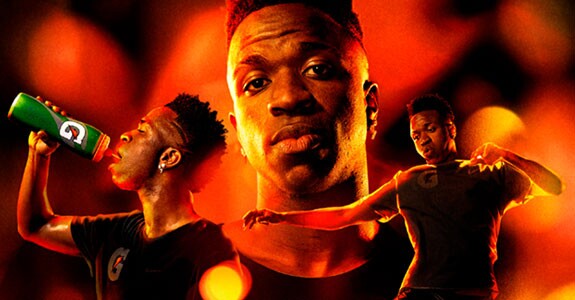 Vinicius Jr estrela filme de apresentação como embaixador da marca (Crédito: Divulgação)