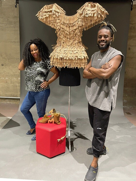 o vestido criado pelo estilista Will, da Afroperifa, e a sandália, obra da designer de sapatos Janaína Antônia, da Nós Antônia