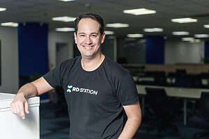 Bernardo Brandão, da RD Station: "A IA, de forma nada sutil, se tornou um elemento central em diversos setores. Em marketing e vendas, à medida que evolui, revoluciona ainda mais as estratégias, as práticas comerciais e os resultados" (Crédito: Divulgação)