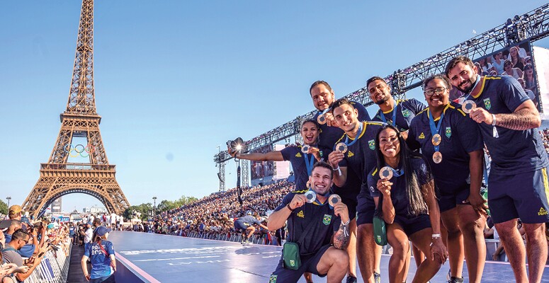 Além do ouro, Beatriz Souza, do judô (na foto, junto com a equipe), ganhou milhões de seguidores (Crédito: Rafael Bello/COB)