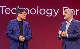 CEO da Lenovo, Yuanqing Yang, e Presidente da Fifa, Gianni Infantino anunciam a parceria durante evento em Seattle (Divulgação / Lenovo)