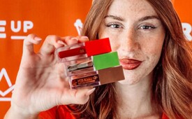 Essa é a primeira collab da Mari Maria Makeup com uma marca de alimentação (Crédito: Divulgação)