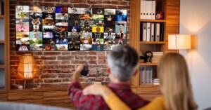 Executivos da DoubleVerify apontam tendências de consumo de CTV para 2025 (Crédito: Prostock Studio / Shutterstock)