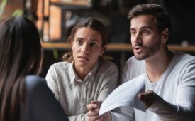 Estudo aponta que falhas institucionais levam ao recorde de desconfiança entre as pessoas (Crédito: Fizkes / Shutterstock)