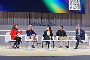 Isabelle Mauro (GSOA), Eva Berneke (Eutelsat Group), Carmel Ortiz (Intelsat), Parth Trivedi (Skylo) e David Goldman (SpaceX)