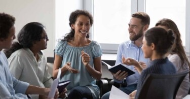 Pesquisa aponta comunicação saudável como chave da felicidade no trabalho