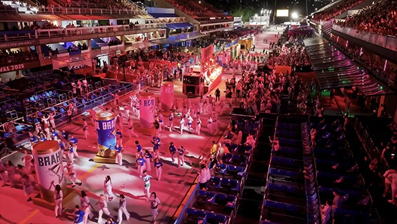 Ação da Califórnia para a Ambev levou a Brahma para o abre alas da Marques de Sapucaí, no Desfile das Campeãs do Carnaval carioca