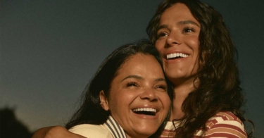 Hering traz Bruna Marquezine, Sasha e suas mães para retratar conexão