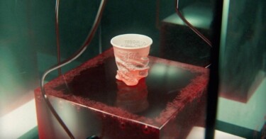 Microplásticos extraídos de sangue humano viram produtos em ação de marketing