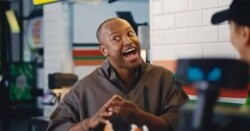 Burger King aposta em Whopper com farofa e faz parceria com Tardezinha
