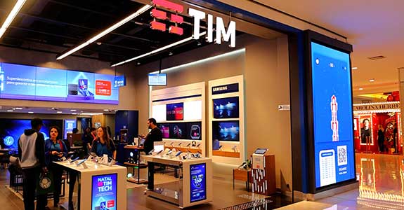 Com tecnologia proprietária da NEOOH, ponto de venda da TIM integra dados e experiência do consumidor
