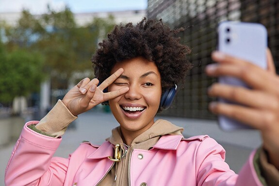 Marcas brasileiras podem estar desperdiçando até R$ 1,57 bilhão por ano em marketing de influência, segundo a BrandLovers, Kantar Ibope Media e Statista