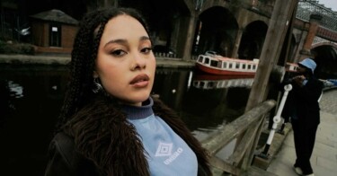 Umbro une futebol e música em relançamento de blusa Drill