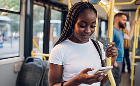 Jovem com smartphone