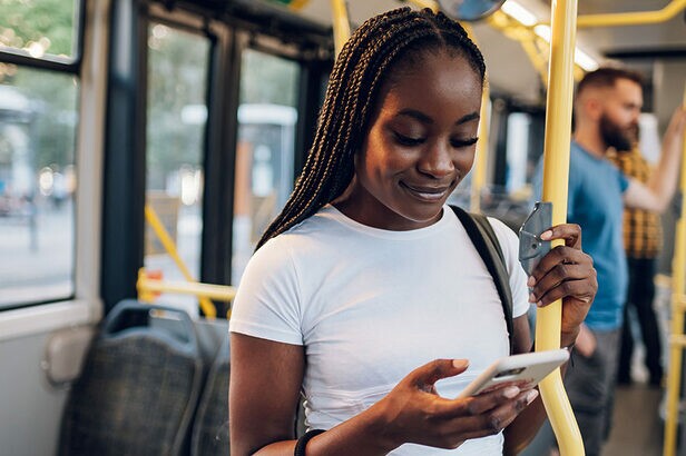 Jovem com smartphone