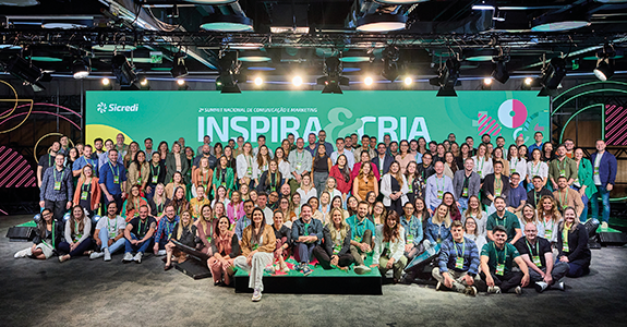 Equipe de marketing reunida durante a segunda edição do Summit Nacional de Comunicação de Marketing: momento de conexão e alinhamento de estratégia