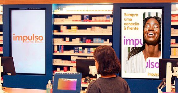 No ponto de venda, as telas da Impulso transformam a farmácia em um canal de mídia full funnel