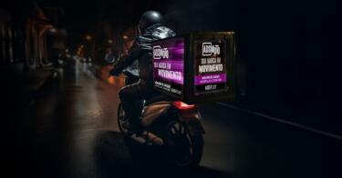 Em São Paulo, ônibus e motoboys viram mídia para empresas de OOH