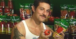 Chay Suede ‘tem o molho’ em ação da Pomarola nas redes sociais