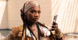 Doechii estrela comercial da Samsung ao lado do jacaré Coconut