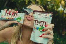 Luísa Perissé cria funk para apresentar o novo M&M’S Cookie