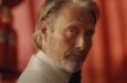 Mads Mikkelsen faz negroni em filme da Campari